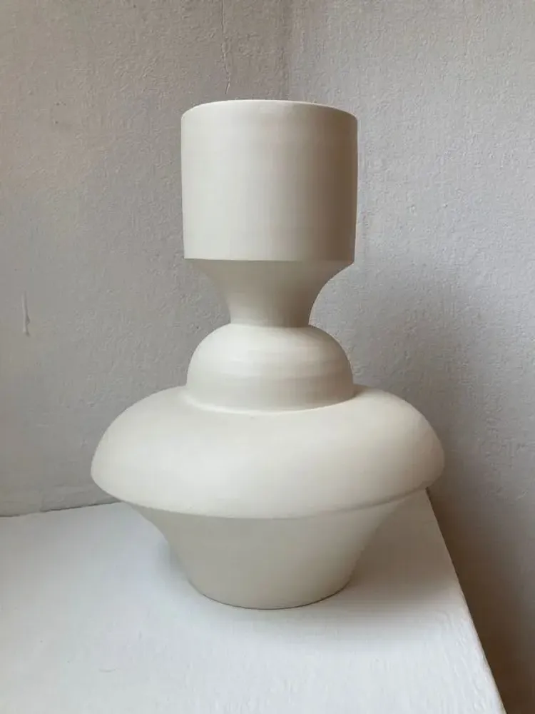Objets design - Vase sculptural et géométrique en porcelaine blanche - Oneiros E4 - CALLIGRAMME
