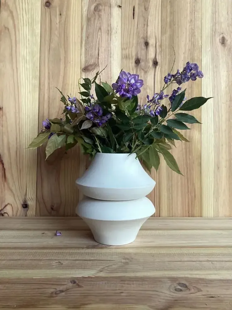 Decorative objects - Sculptural, geometric vase in white porcelain - Oneiros E5 - CALLIGRAMME