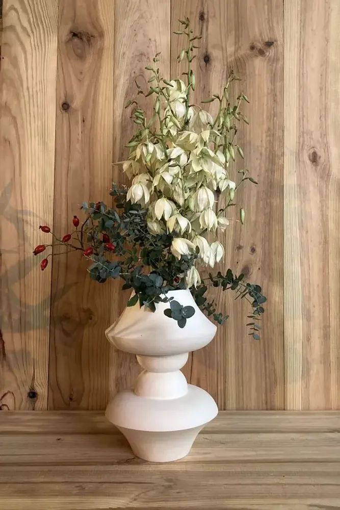 Ceramic - Sculptural, geometric vase in white porcelain - Oneiros E6 - CALLIGRAMME