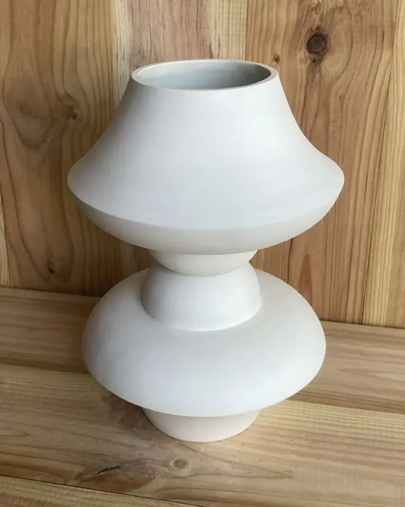 Ceramic - Sculptural, geometric vase in white porcelain - Oneiros E6 - CALLIGRAMME