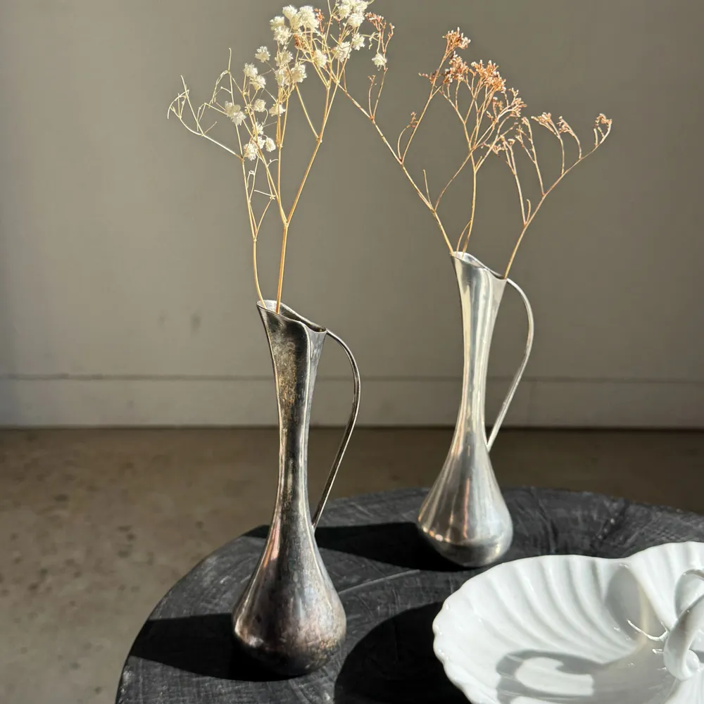 Vases - Vase soliflore vintage en métal argenté à patine sombre à anse fine - OFFICE OBJETS