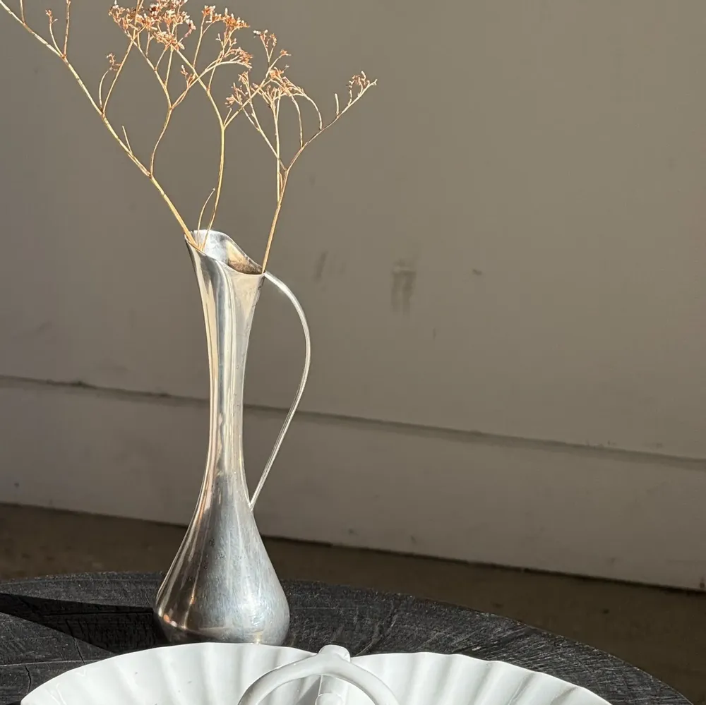 Vases - Vase soliflore vintage en métal argenté en forme d’aiguière - OFFICE OBJETS
