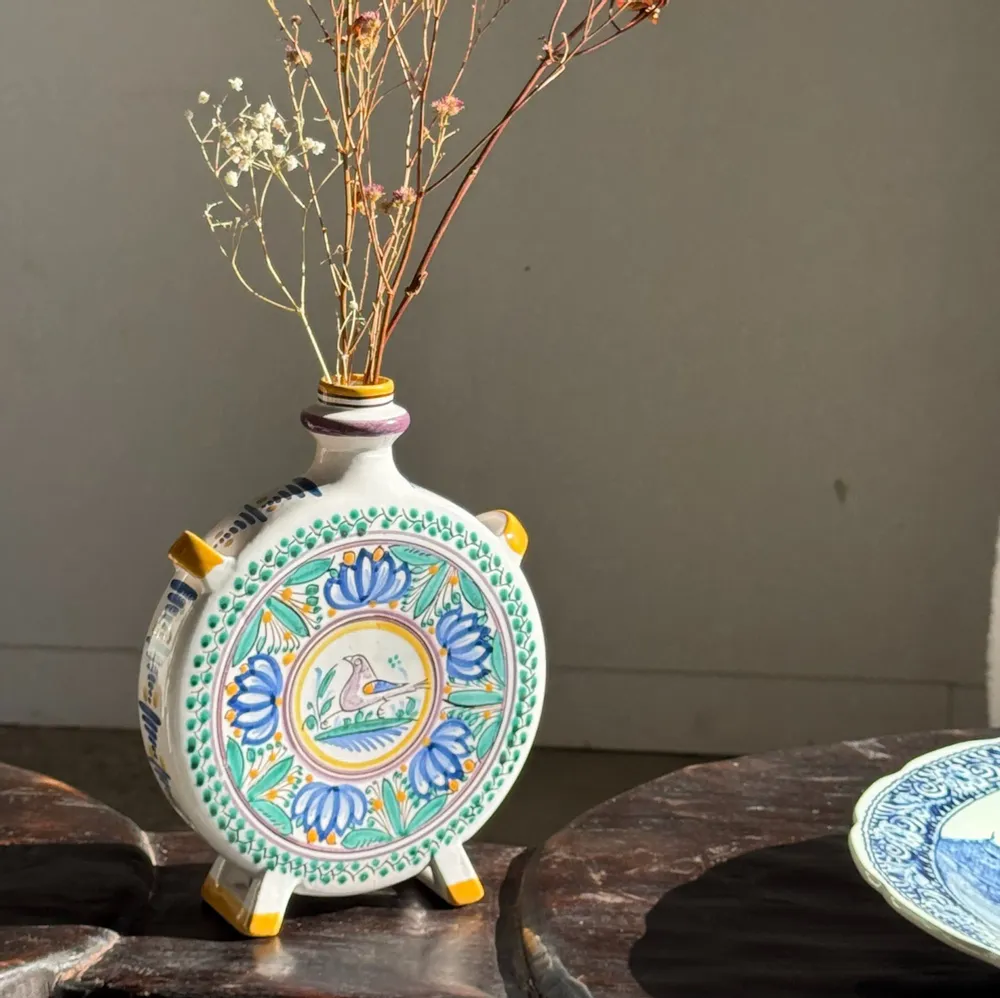 Vases - Gourde plate vintage en faïence de Modra blanche peinte à la main - OFFICE OBJETS