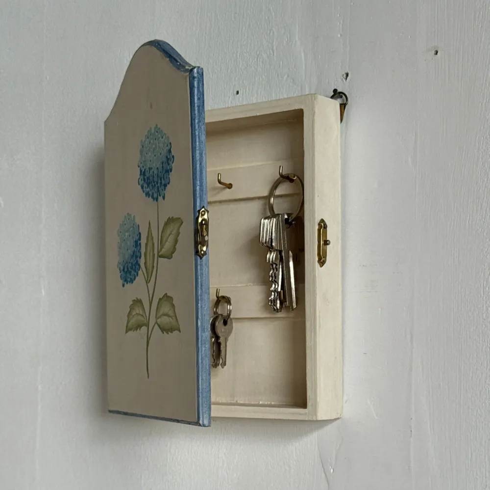 Autres décorations murales - Boîte à clés murale en bois peint blanc à décor d’hortensias bleus - OFFICE OBJETS