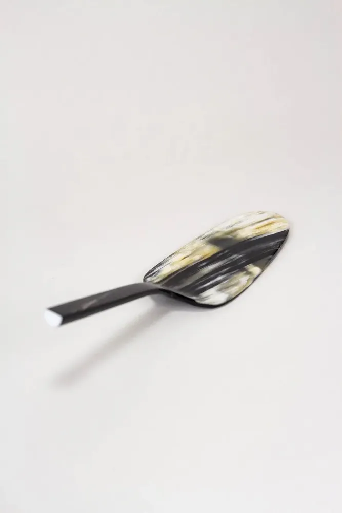 Couverts & ustensiles de cuisine - Pelle à tarte Baguette en corne noire africaine - L INDOCHINEUR X RIVÊT