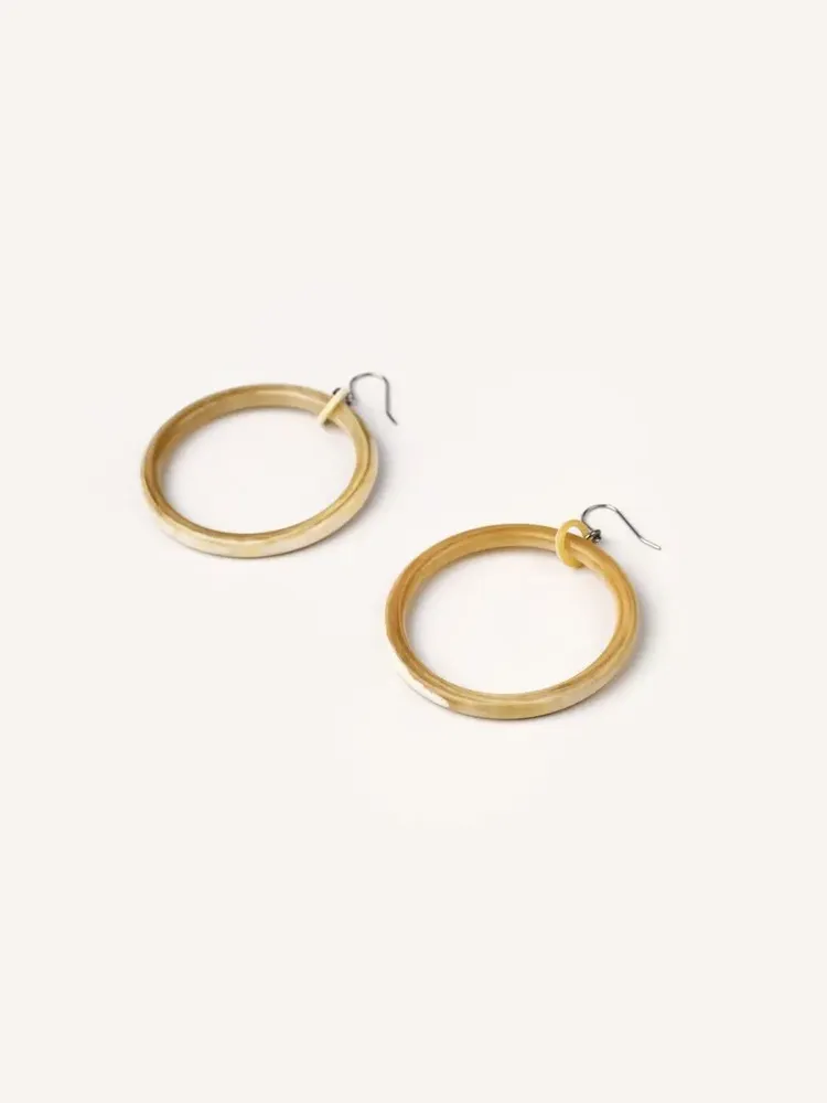 Jewelry - Large single ring earrings in hoof - Hooks - Marbled blond horn - L INDOCHINEUR X RIVÊT