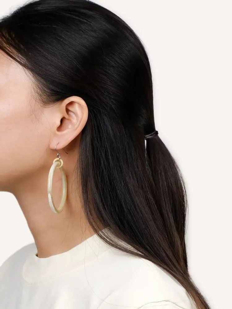 Jewelry - Large single ring earrings in hoof - Hooks - Marbled blond horn - L INDOCHINEUR X RIVÊT