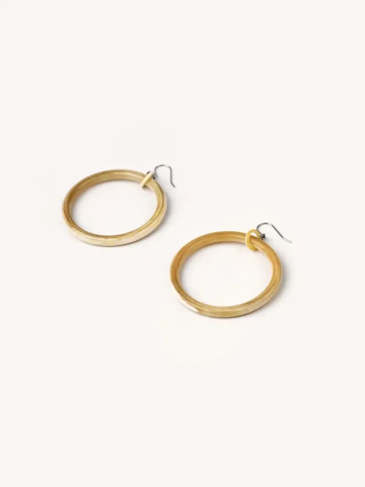 Jewelry - Large single ring earrings in hoof - Hooks - Marbled blond horn - L INDOCHINEUR X RIVÊT