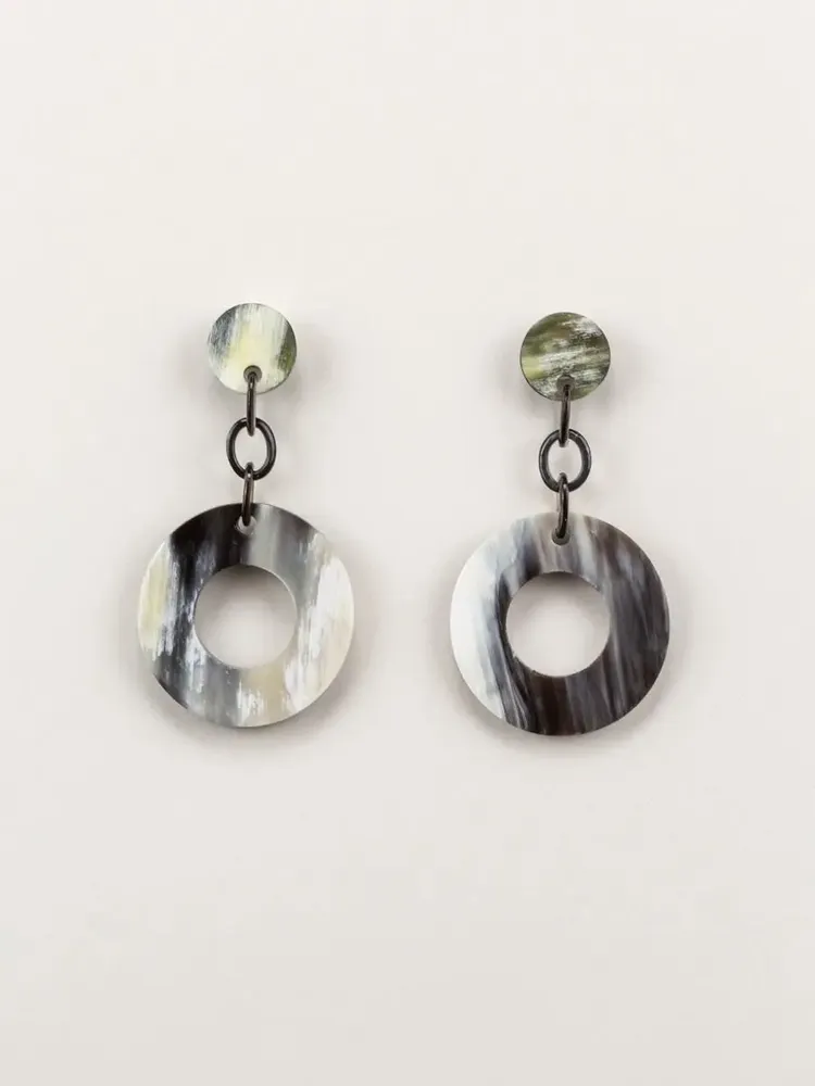 Jewelry - Wide ring earrings in blond horn - Studs - Marbled black horn - L INDOCHINEUR X RIVÊT