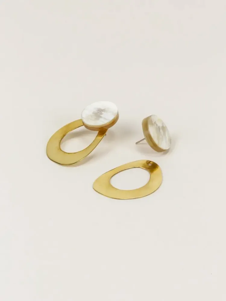 Jewelry - 2-part oval brass earrings, blond horn pendant - Studs - Red lacquer - L INDOCHINEUR X RIVÊT