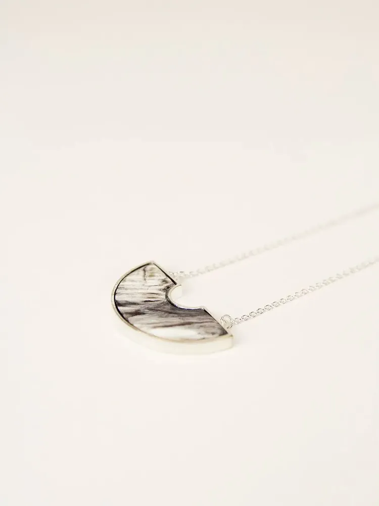 Jewelry - Crescent pendant, silver setting and chain, marbled black horn - L INDOCHINEUR X RIVÊT