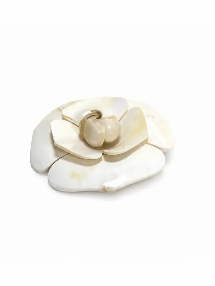 Brooches - 2 camellia brooches, 1 African blond horn, 1 plain black horn - L INDOCHINEUR X RIVÊT
