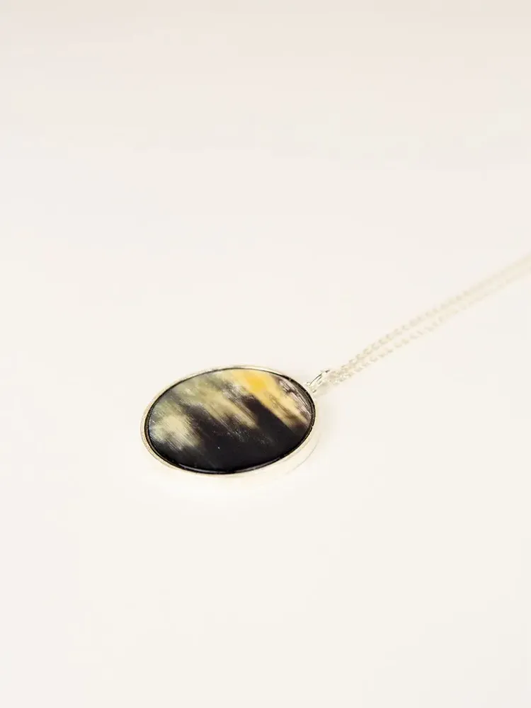 Jewelry - Medallion pendant, silver setting and chain, marbled black horn - L INDOCHINEUR X RIVÊT