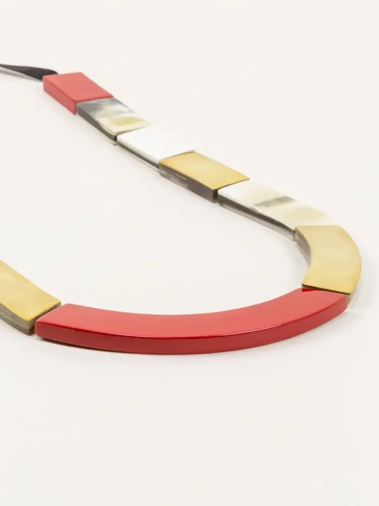 Bijoux - Collier plaques corne blonde africaine, laque rouge et laiton - L INDOCHINEUR X RIVÊT