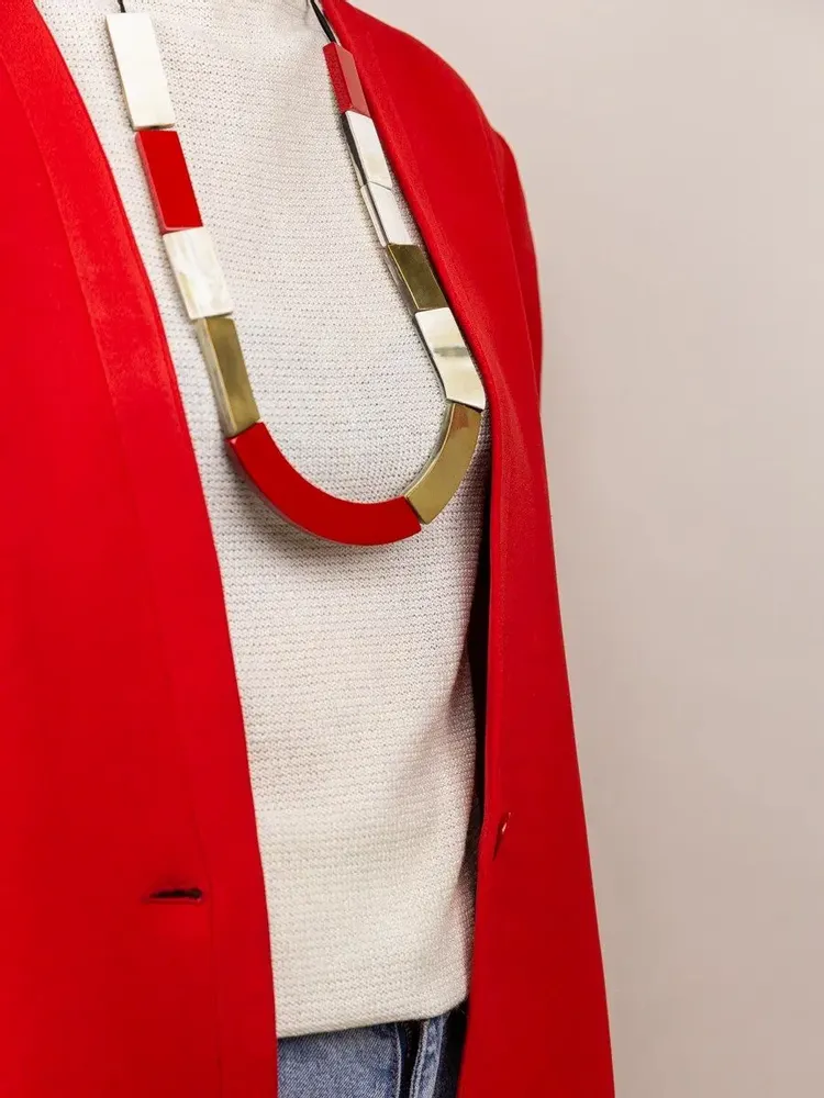 Bijoux - Collier plaques corne blonde africaine, laque rouge et laiton - L INDOCHINEUR X RIVÊT