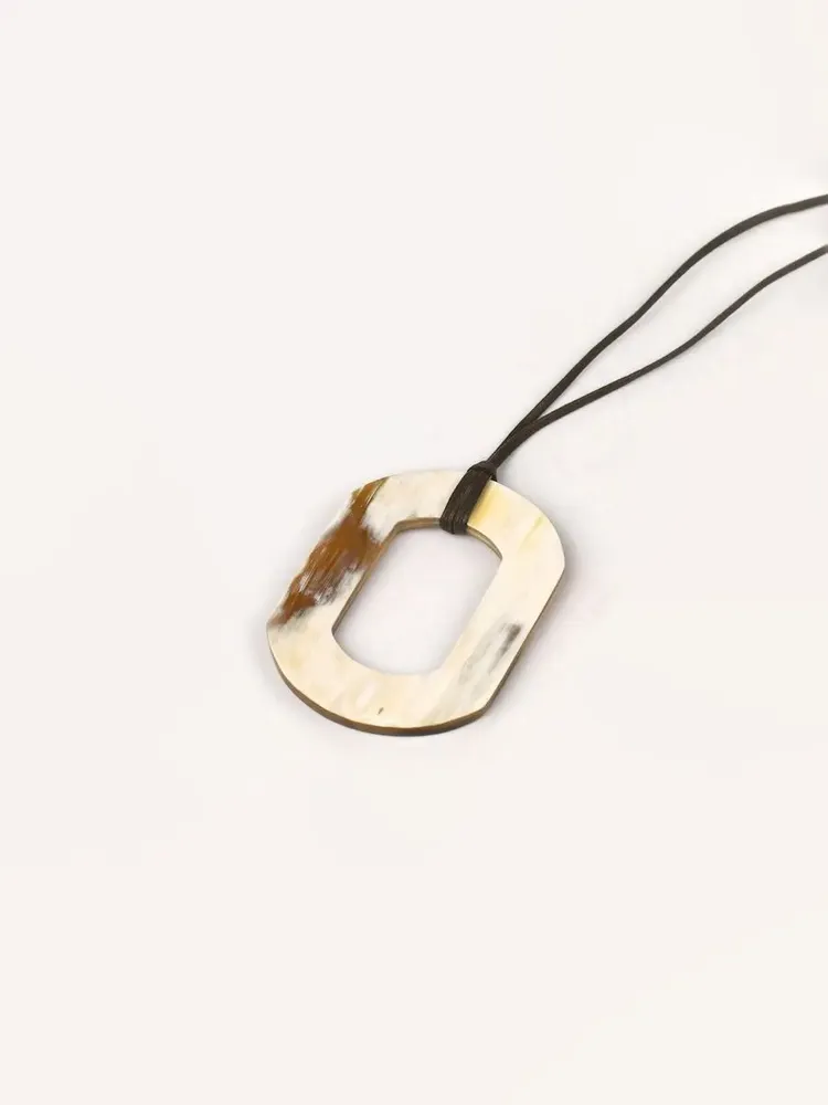 Bijoux - Pendentif anneau oval carré en corne blonde Africaine - L INDOCHINEUR X RIVÊT
