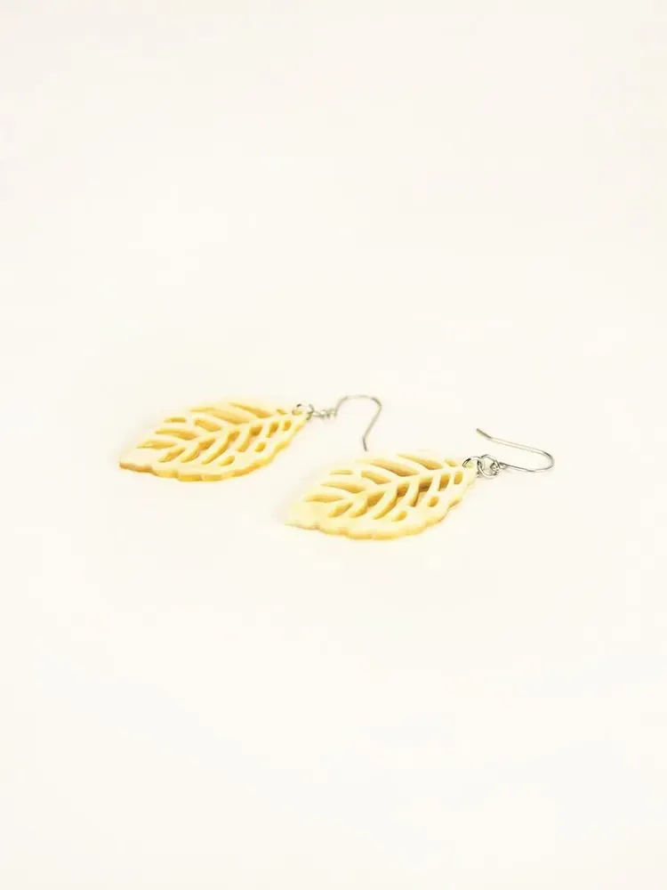 Bijoux - Boucle d'oreille feuille en corne blonde africaine - Beige - L INDOCHINEUR X RIVÊT