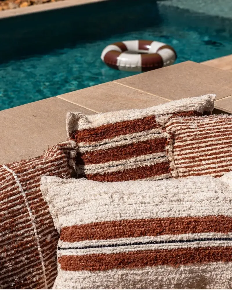 Coussins - TETOUAN - Coussin coton rayé écru et noir et Sienne – Rectangle 45×70 - MASAME