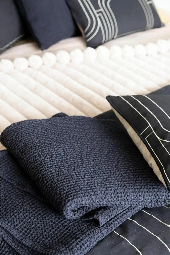 Linge de lit - Jeté recyclé Maia Caviar 180 x 260 - MAISON VIVARAISE - SDE VIVARAISE WINKLER
