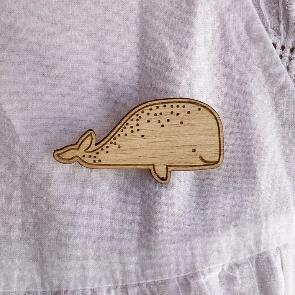 Broche en bois - Baleine - LES PETITES HIRONDELLES