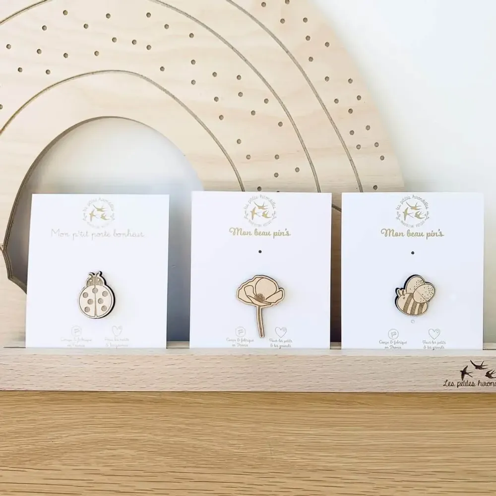Pin's en bois - Abeille - LES PETITES HIRONDELLES