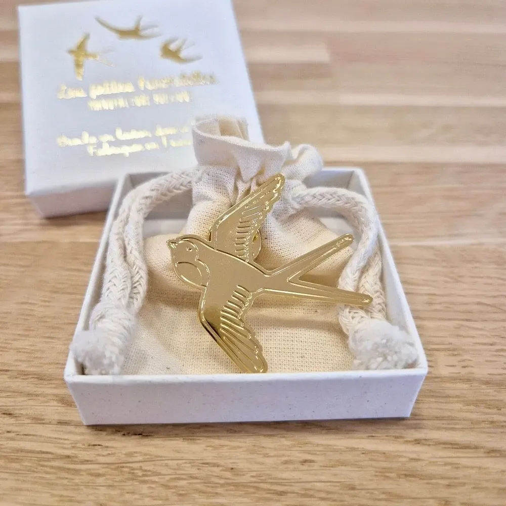 Pin's laiton doré - Hirondelle - LES PETITES HIRONDELLES