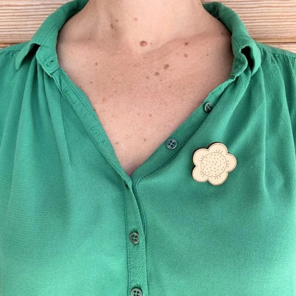 Broche en bois - Fleur - LES PETITES HIRONDELLES