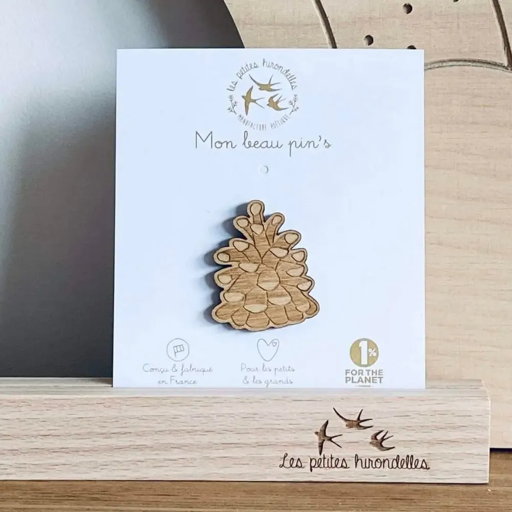 Pin's en bois - Pomme de pin - LES PETITES HIRONDELLES