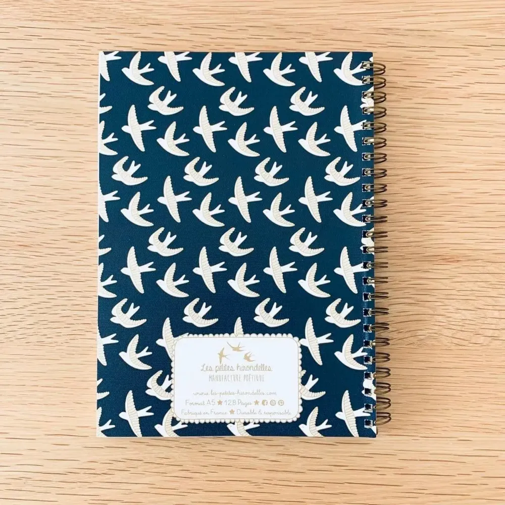 Papeterie bureau - Carnet en papier A5 - Spirales et lignes - Les hirondelles en vol - Ciel bleu - LES PETITES HIRONDELLES