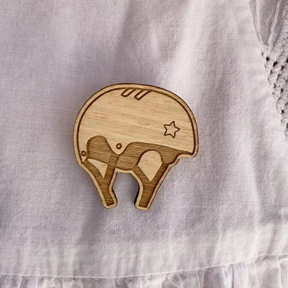Broche en bois - Casque - LES PETITES HIRONDELLES