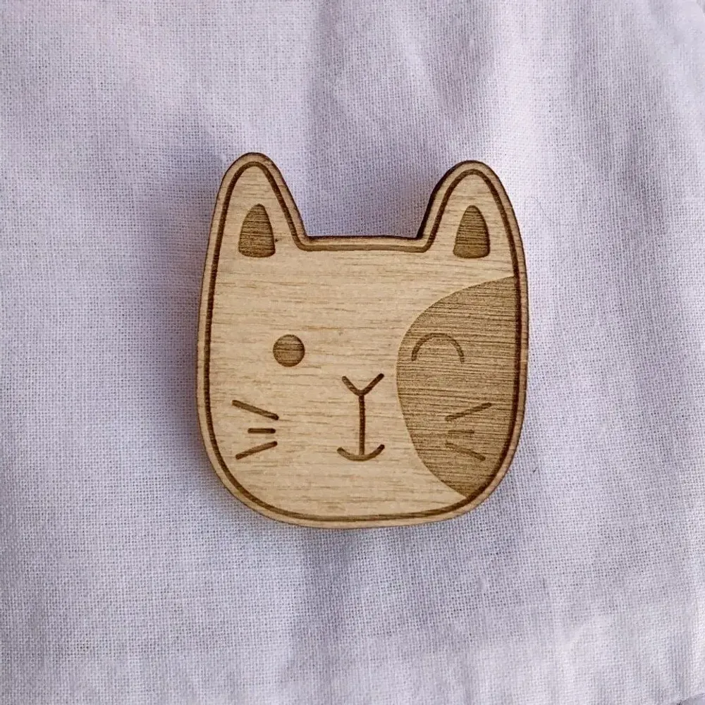 Broche en bois - Chat moustaches - LES PETITES HIRONDELLES