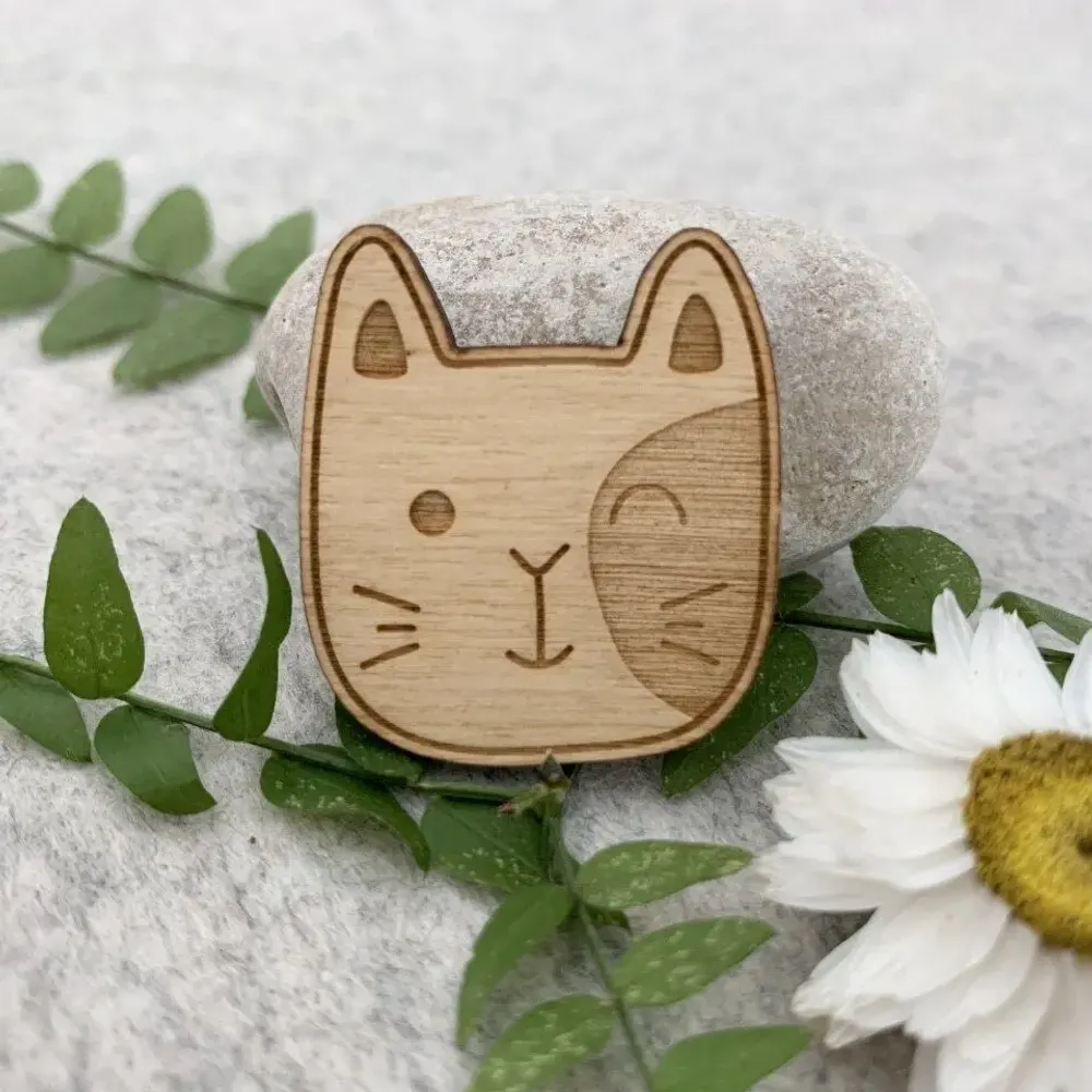 Broche en bois - Chat moustaches - LES PETITES HIRONDELLES