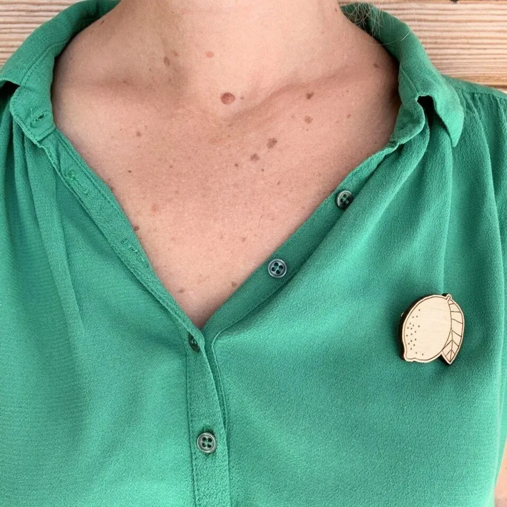 Broche en bois - Citron - LES PETITES HIRONDELLES
