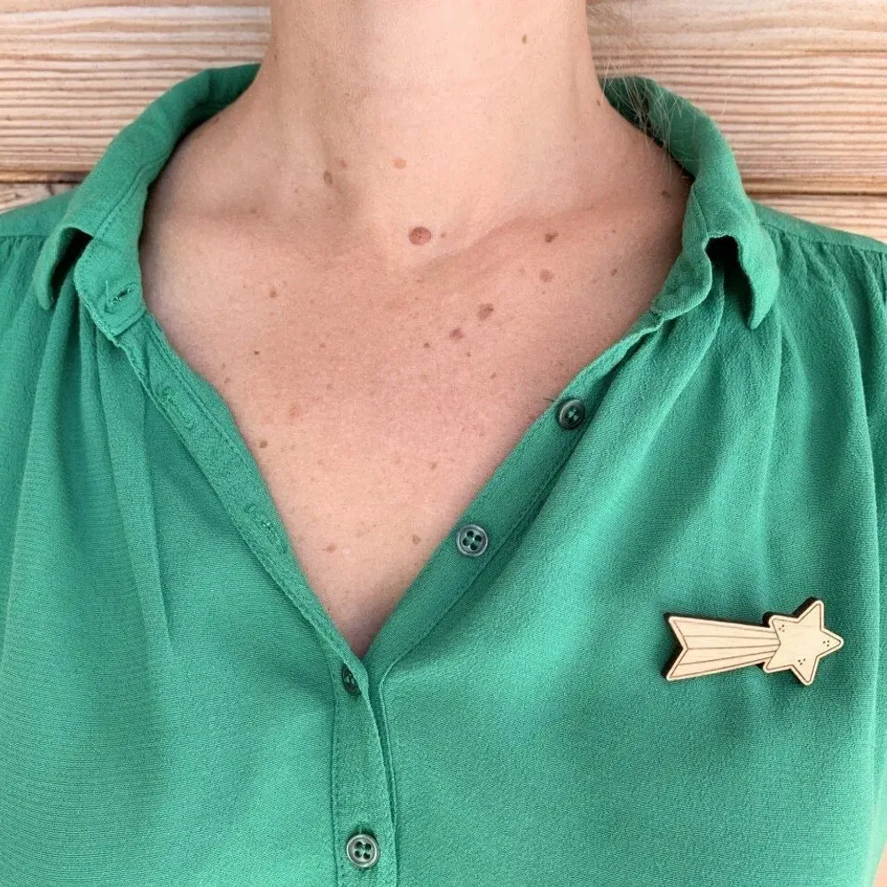 Broche en bois - Étoile filante - LES PETITES HIRONDELLES