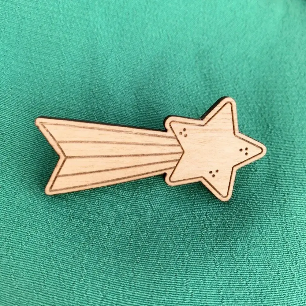 Broche en bois - Étoile filante - LES PETITES HIRONDELLES