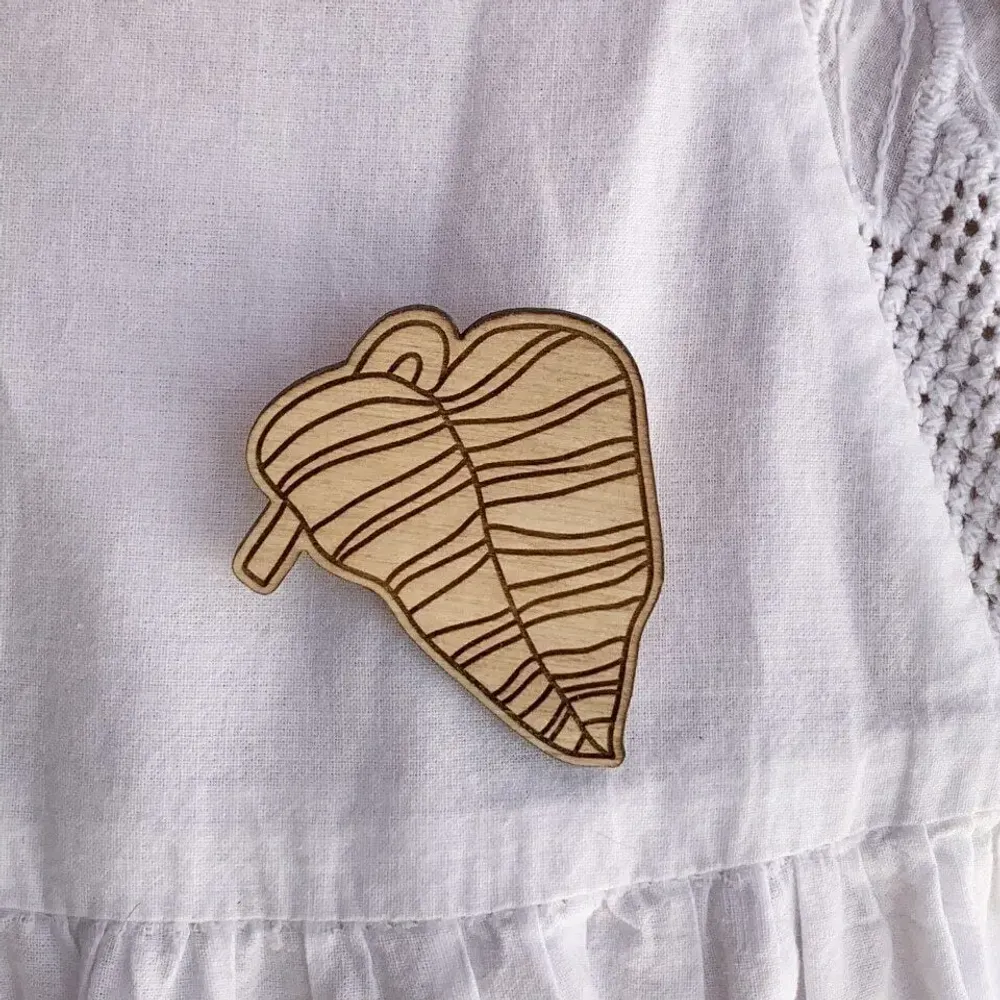 Broche en bois - Feuille - LES PETITES HIRONDELLES