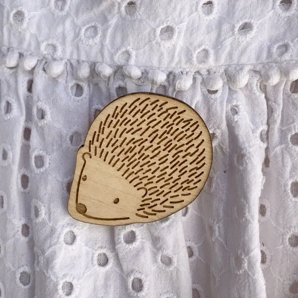 Broche en bois - Hérisson - LES PETITES HIRONDELLES