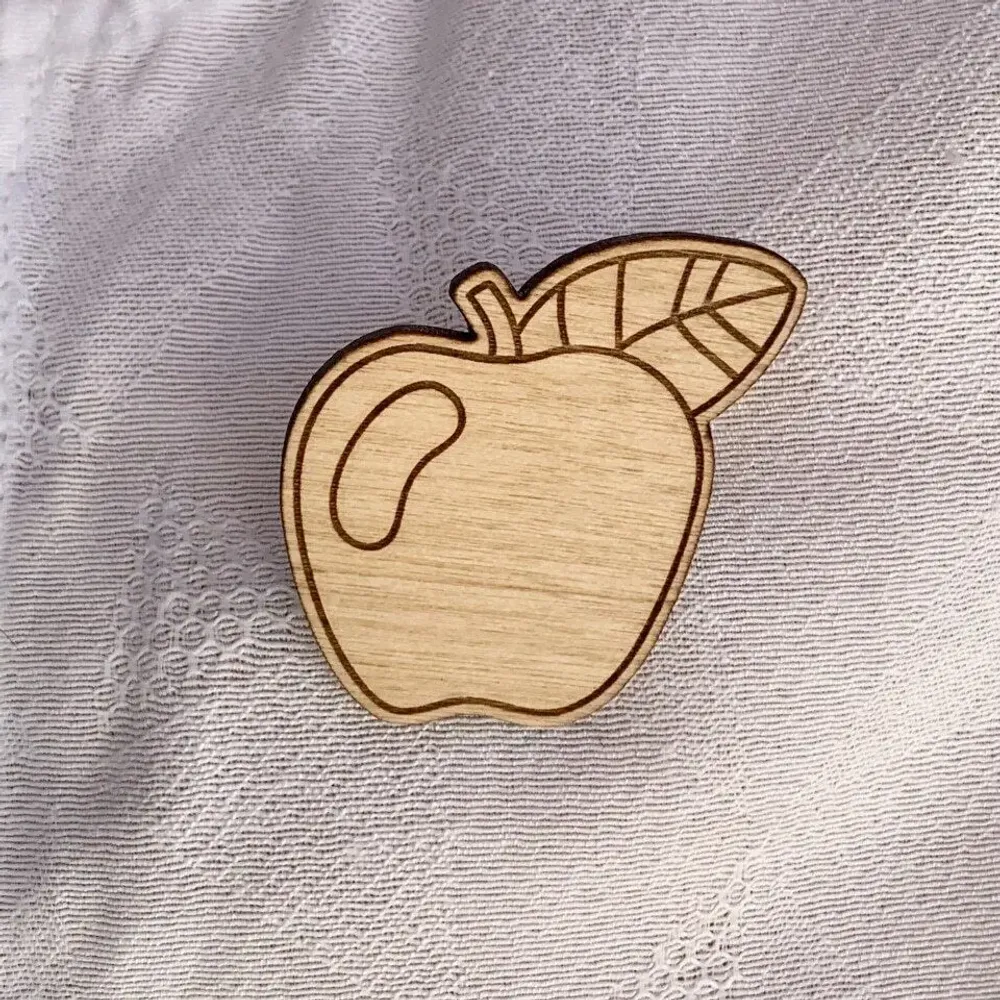 Broche en bois - Pomme - LES PETITES HIRONDELLES
