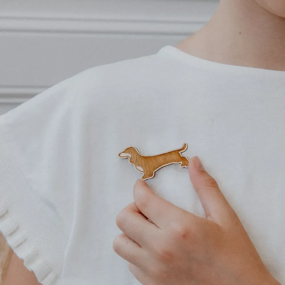 Broche en bois - Teckel - LES PETITES HIRONDELLES