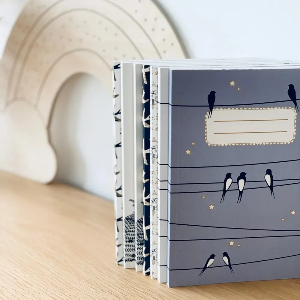 Papeterie bureau - Carnet en papier A5 - Pages blanches - Les hirondelles sur le fil - Ciel blanc - LES PETITES HIRONDELLES