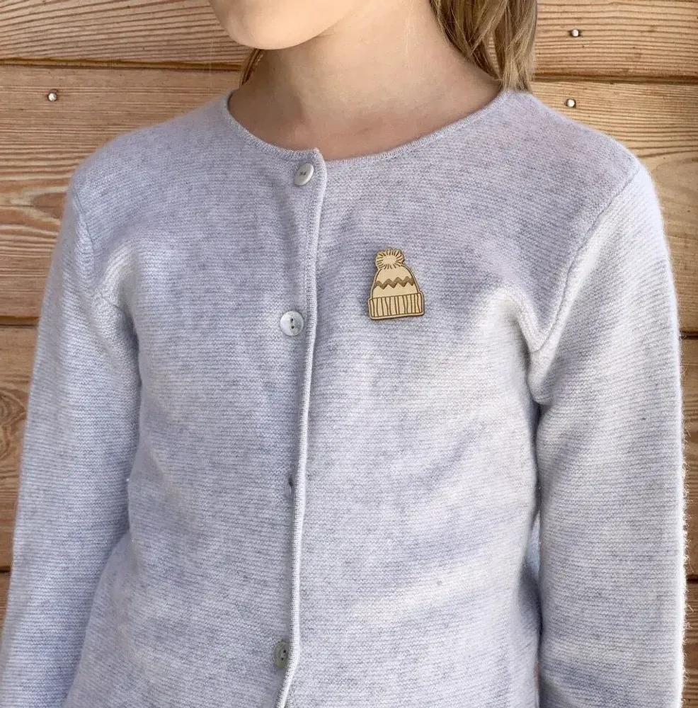 Pin's en bois - Bonnet - LES PETITES HIRONDELLES