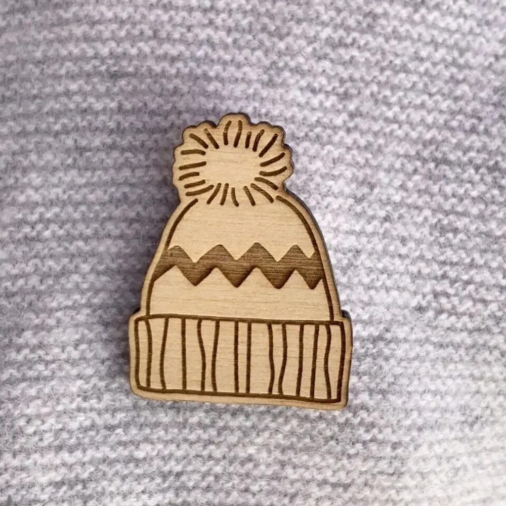 Pin's en bois - Bonnet - LES PETITES HIRONDELLES