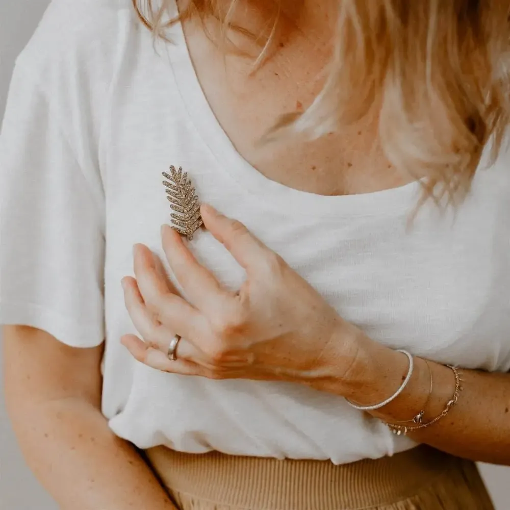 Pin's en bois - Branche de pin - LES PETITES HIRONDELLES