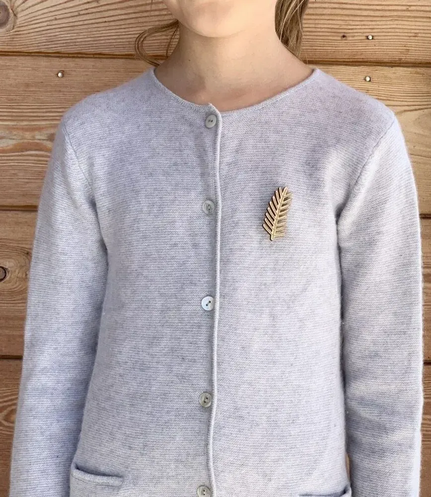 Pin's en bois - Branche de pin - LES PETITES HIRONDELLES