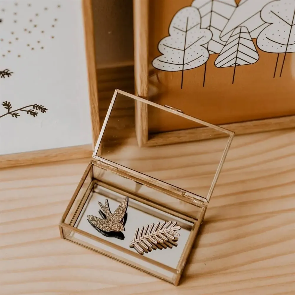 Pin's en bois - Branche de pin - LES PETITES HIRONDELLES