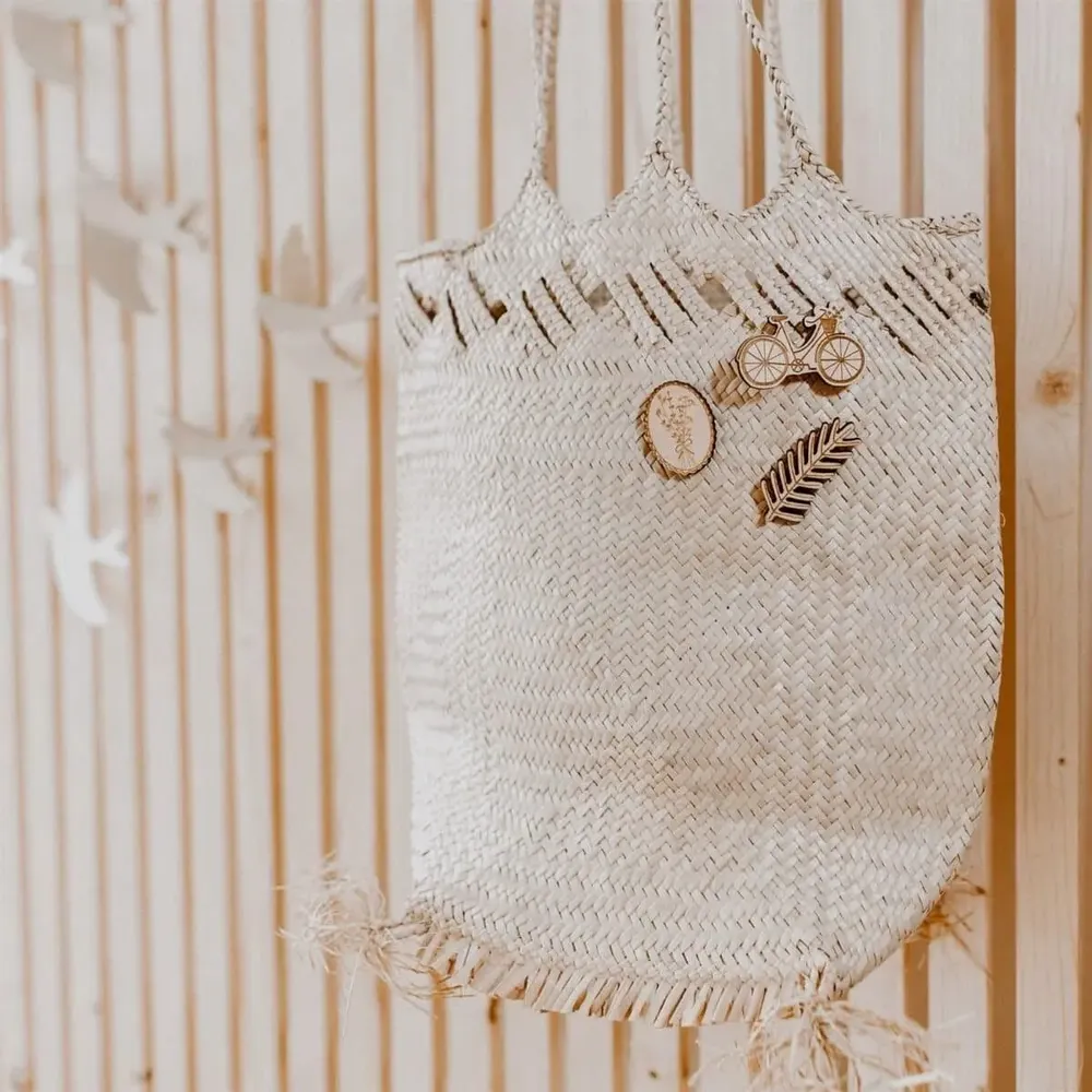 Pin's en bois - Branche de pin - LES PETITES HIRONDELLES