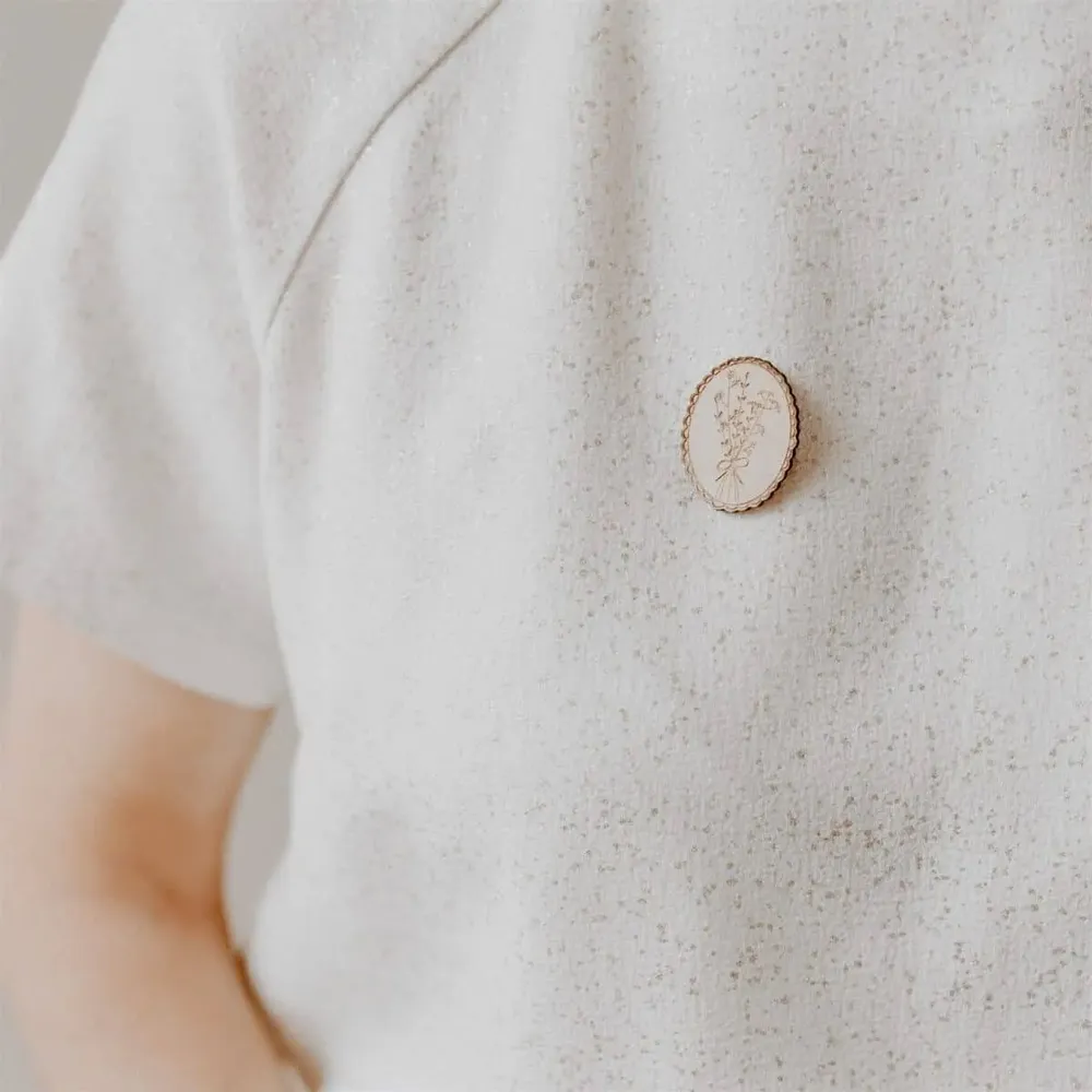 Pin's en bois - Médaillon fleuri - LES PETITES HIRONDELLES