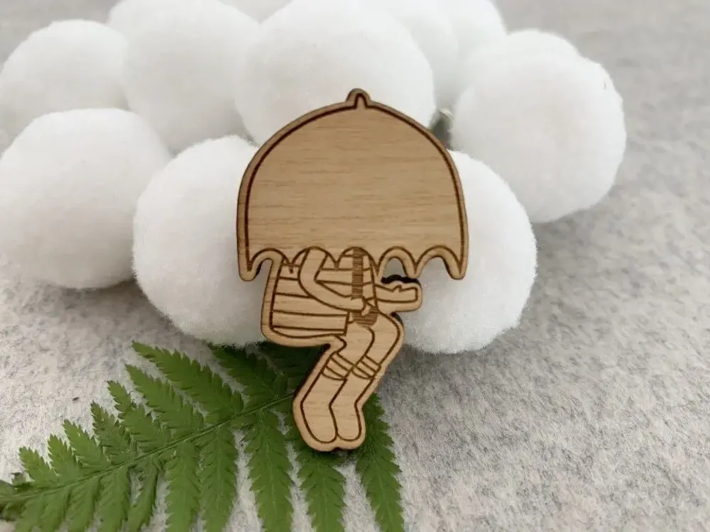 Pin's en bois - Sous la Pluie - LES PETITES HIRONDELLES