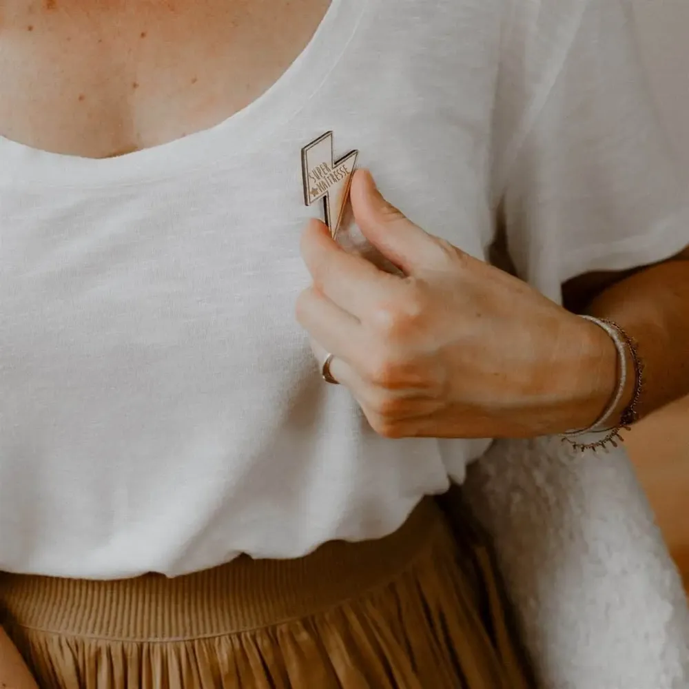 Pin's en bois - Super Maîtresse - LES PETITES HIRONDELLES