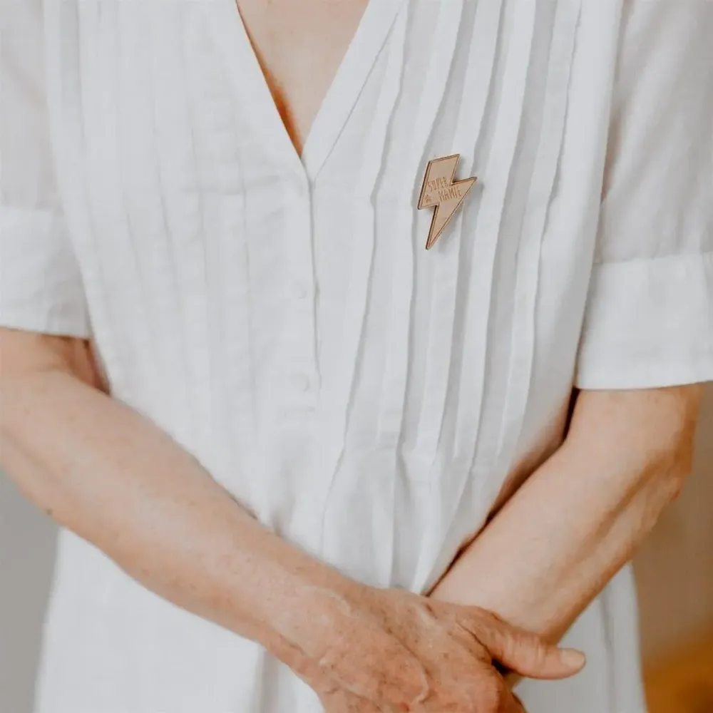 Pin's en bois - Super Mamie - LES PETITES HIRONDELLES